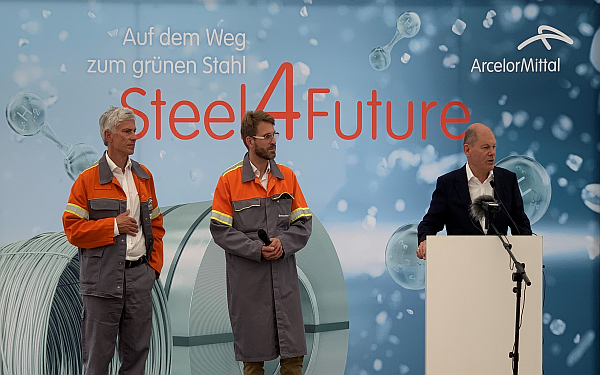 Vizekanzler und SPD-Kanzlerkandidat Olaf Scholz hat Stahlhersteller ArcelorMittal in Hamburg besucht, um sich über die Pläne hin zum grünen Stahl zu informieren.