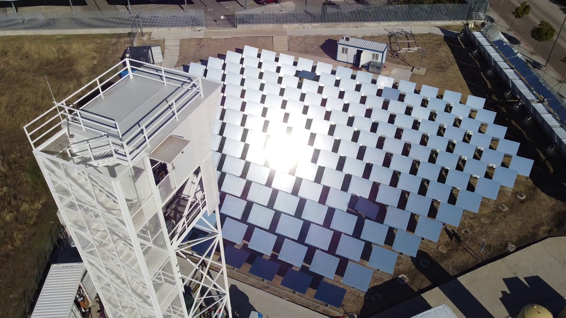 Testanlage von Synhelion in Spanien mit einem 1.000 m2 großen Solarfeld zur Entwicklung und Erprobung der solaren Brennstofftechnologie in mittelgroßem Umfang