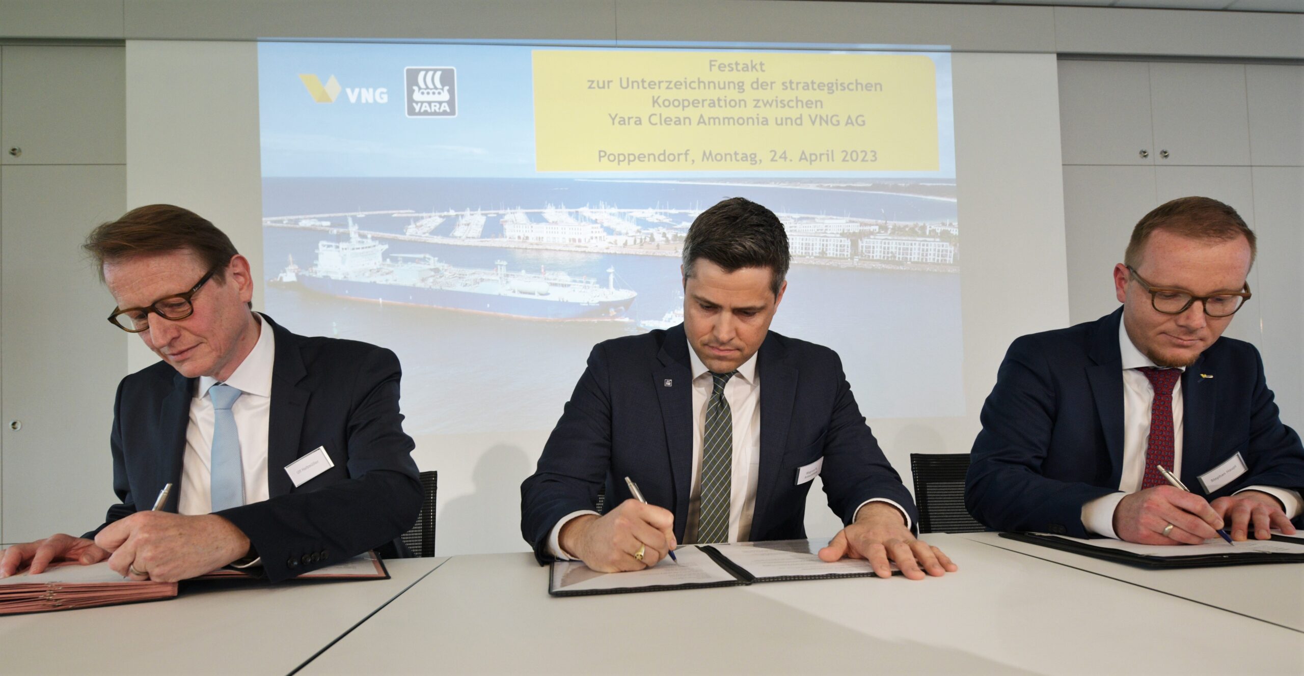 Ulf Heitmüller (VNG AG), Magnus Ankarstrand (YARA) und Stephan Haupt (VNG H&V) unterzeichnen offizielle Kooperationsvereinbarung