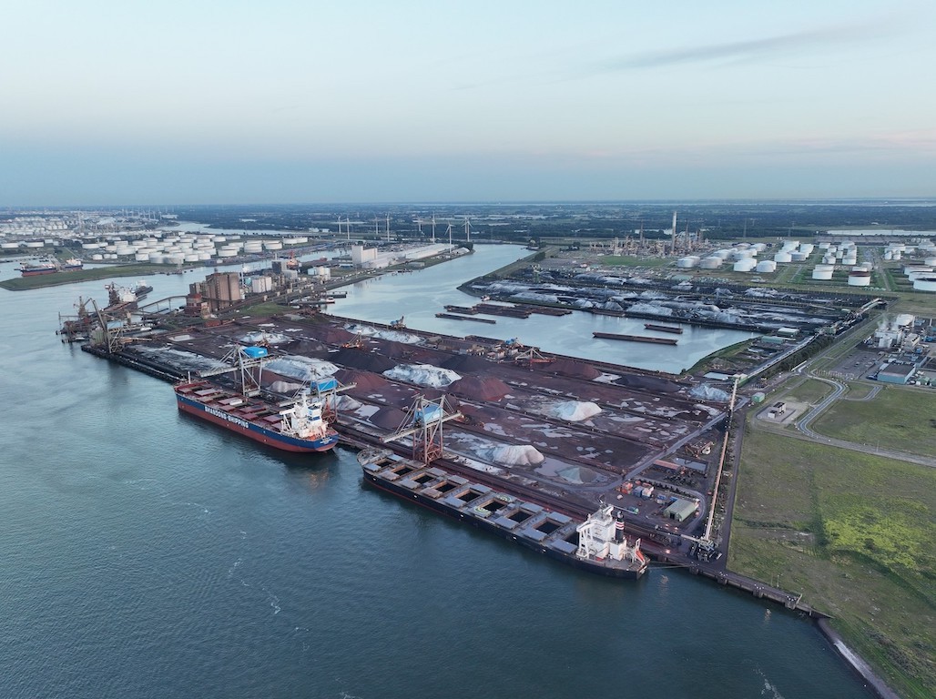 Luftbild vom EECV-Terminal im Rotterdamer Hafen