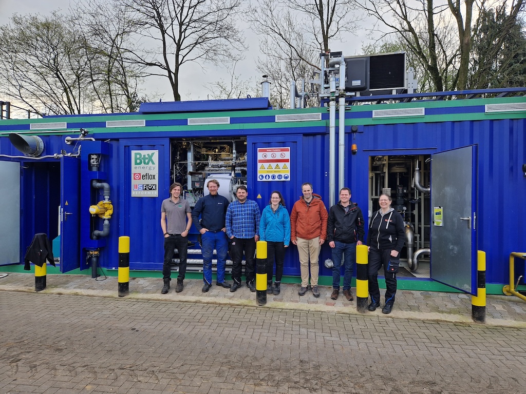 Das BTX-Energy-Team vor dem Biogasreformer, der reinen Wasserstoff produziert