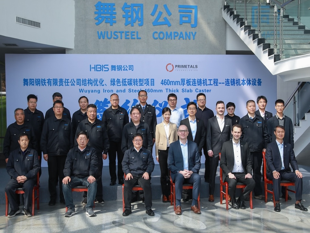 Vertreter von Primetals Technologies und Wuyang Iron and Steel bei der Unterzeichnungszeremonie
